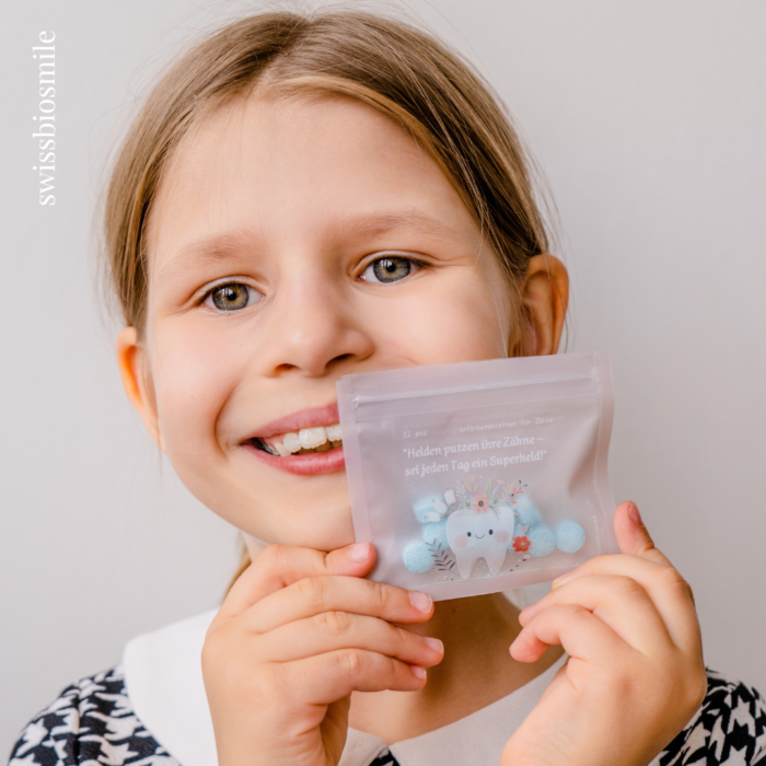 kind mit swissbiosmile anfärbetabletten extra für kinder um die mundhygiene zu verbessern