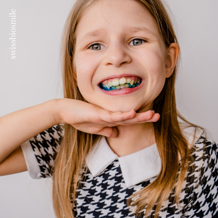 kind mit swissbiosmile anfärbetabletten extra für kinder um die mundhygiene zu verbessern