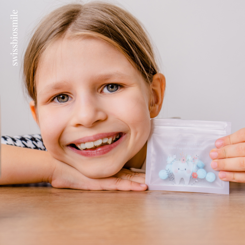 kind mit swissbiosmile anfärbetabletten extra für kinder um die mundhygiene zu verbessern