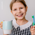 kind mit swissbiosmile anfärbetabletten extra für kinder um die mundhygiene zu verbessern