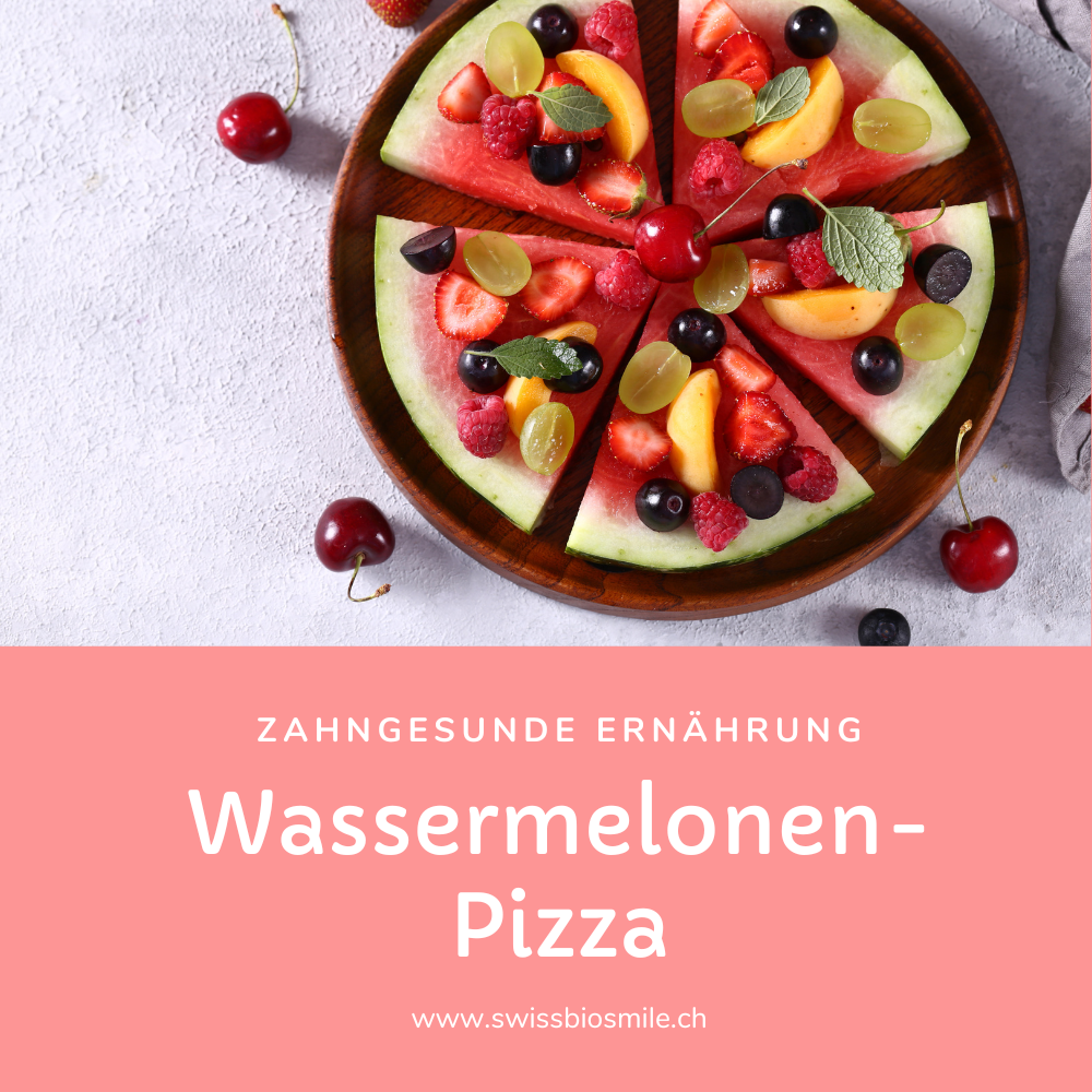 Wassermelonen-Pizza für die Zahngesundheit 🍉✨ Ein fruchtiger Snack, der Spaß macht und die Zähne schont! Wassermelone enthält wenig Zucker und Säure, dafür viel Wasser und Vitamin C – perfekt für gesunde Zähne und Zahnfleisch. Mit Toppings wie Blaubeeren und Joghurt wird die „Pizza“ zum Sommerhit für Kinder und Erwachsene. #Zahngesundheit #GesunderSnack #Swissbiosmile